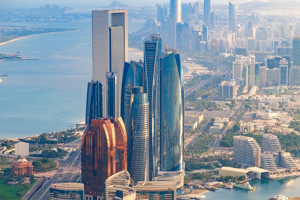IHC Abu Dhabi: Kaip emiratų milžinas keičia UAE ekonomiką